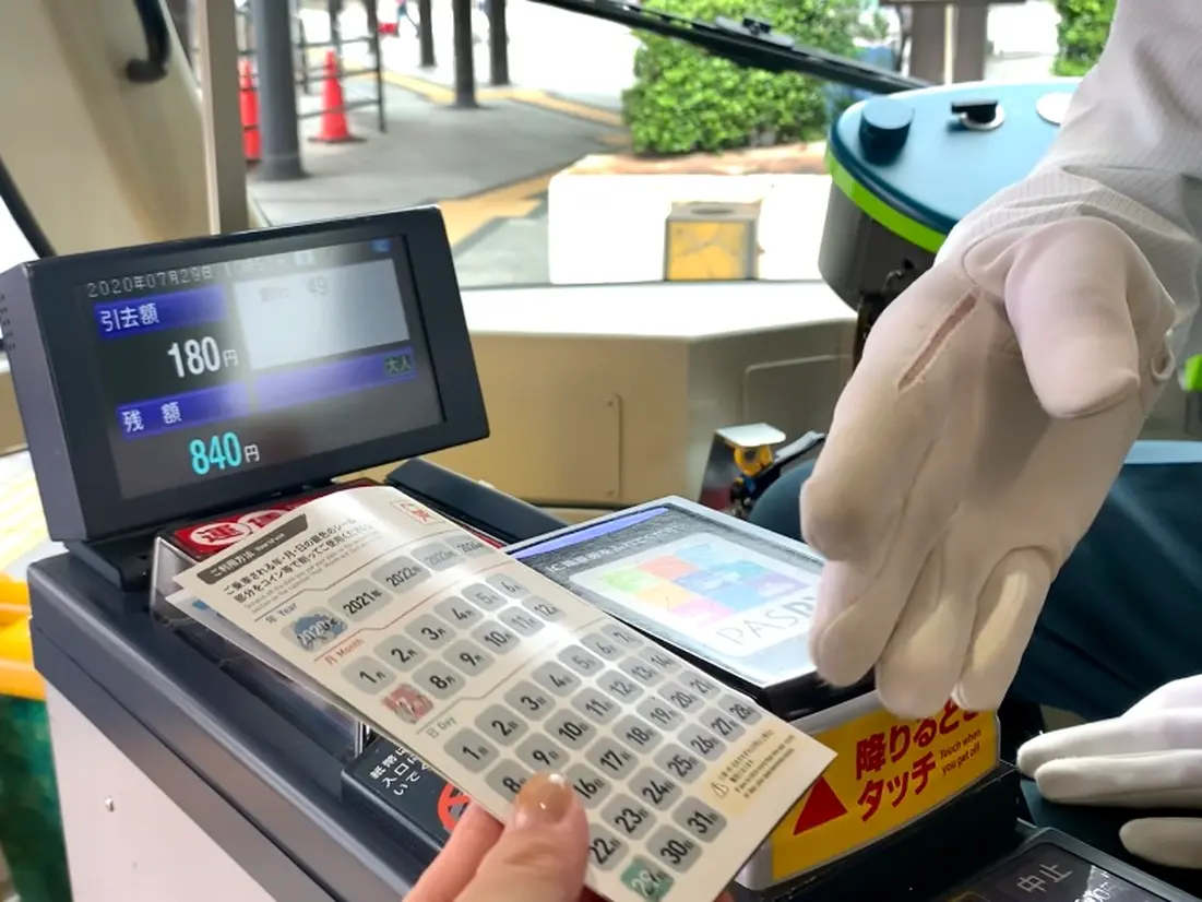 出口で精算して降ります(画像は一日乗車券を呈示)