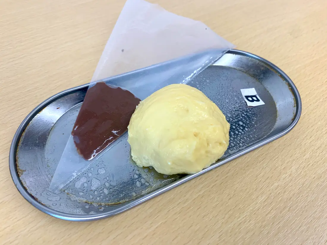 用意されたのは、生地とチョコペン