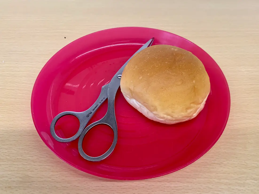 次は、ハサミとパンが用意されました