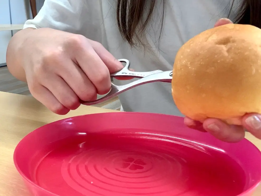貫通しないように気をつけながら、クリームを入れるための穴をハサミで作ります