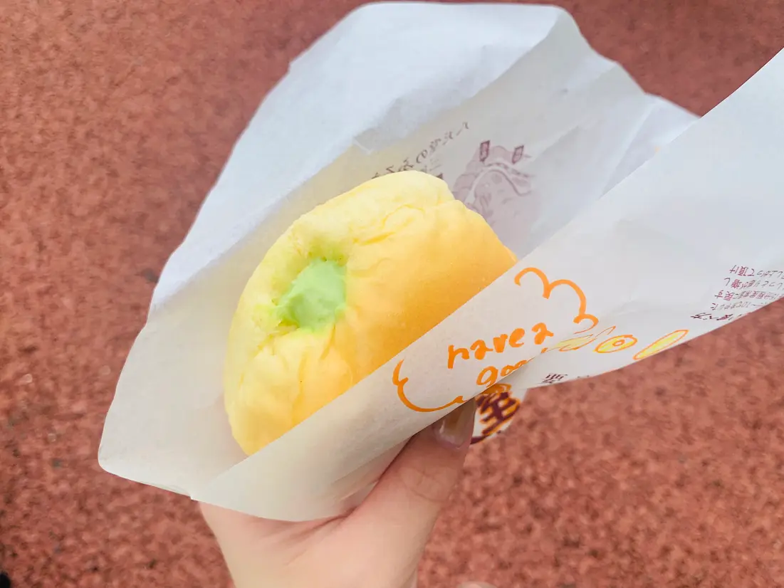 外のベンチで、作りたてのクリームパンをいただきました！