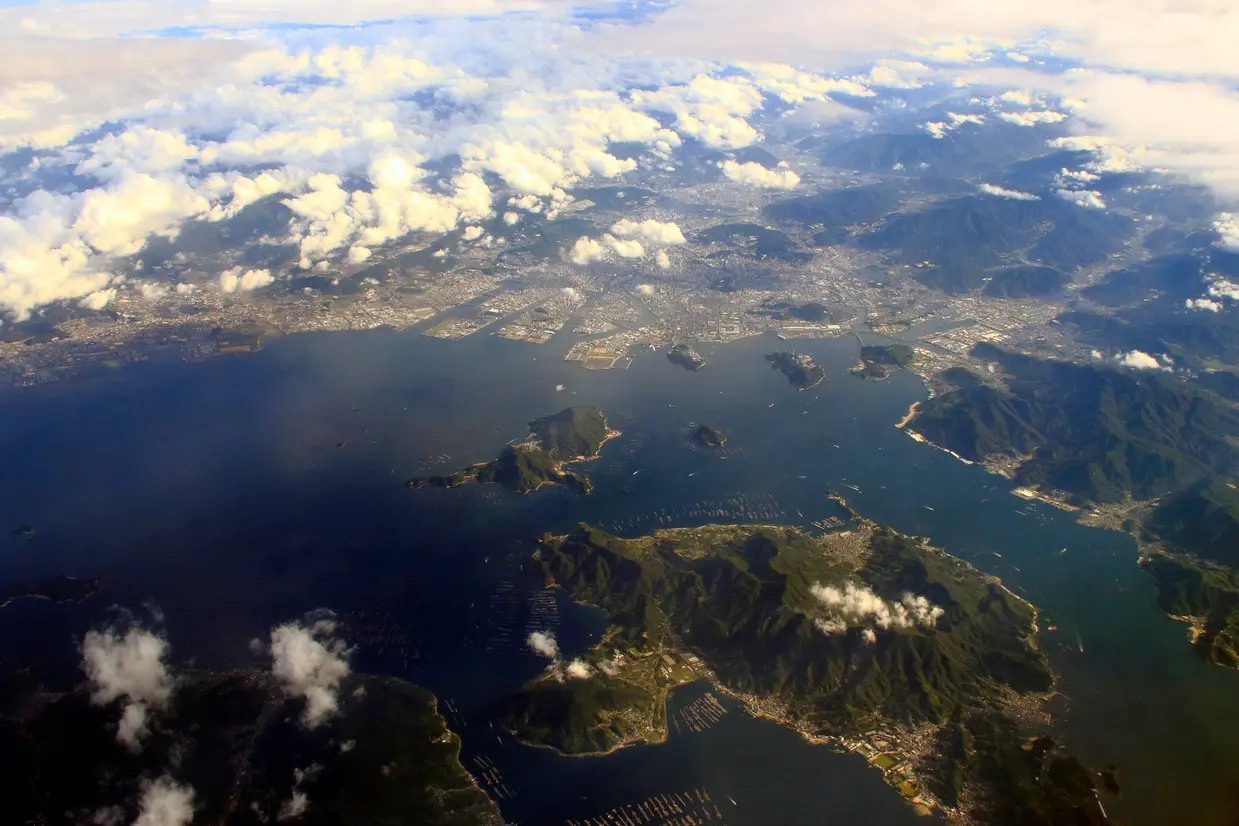 上空から見た呉市と江田島市