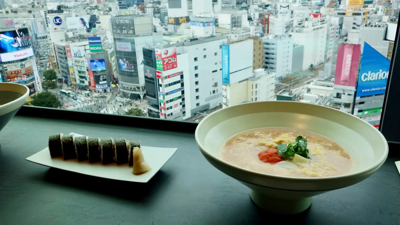 13階に位置する「つるとんたん UDON NOODLE Brasserie 渋谷店」カウンター席