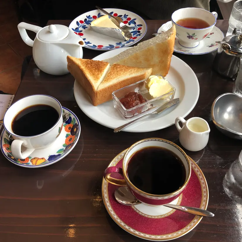 写真中央の大きな丸皿は『トースト(ジャム＆バター)』(450円)