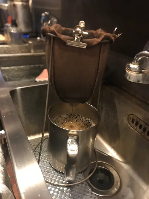 布でこす様子