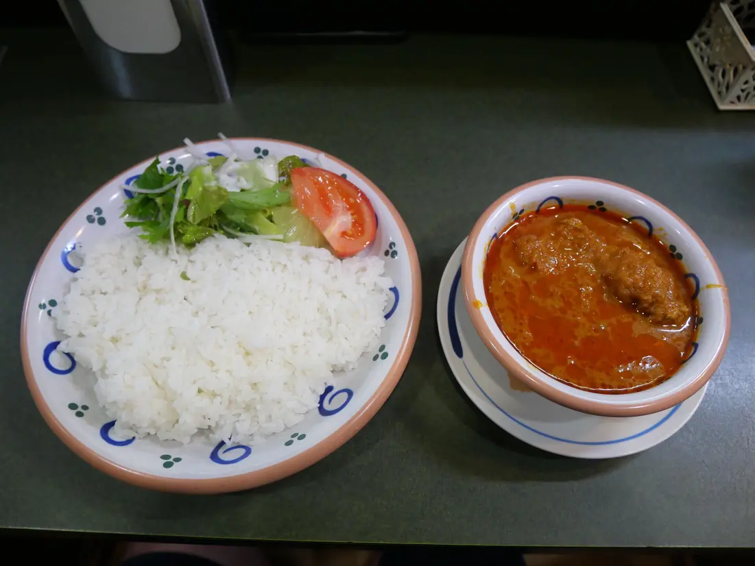カレーとご飯（サラダ付き）は別皿