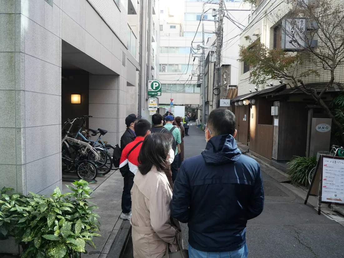 天丼待ちのすごい行列