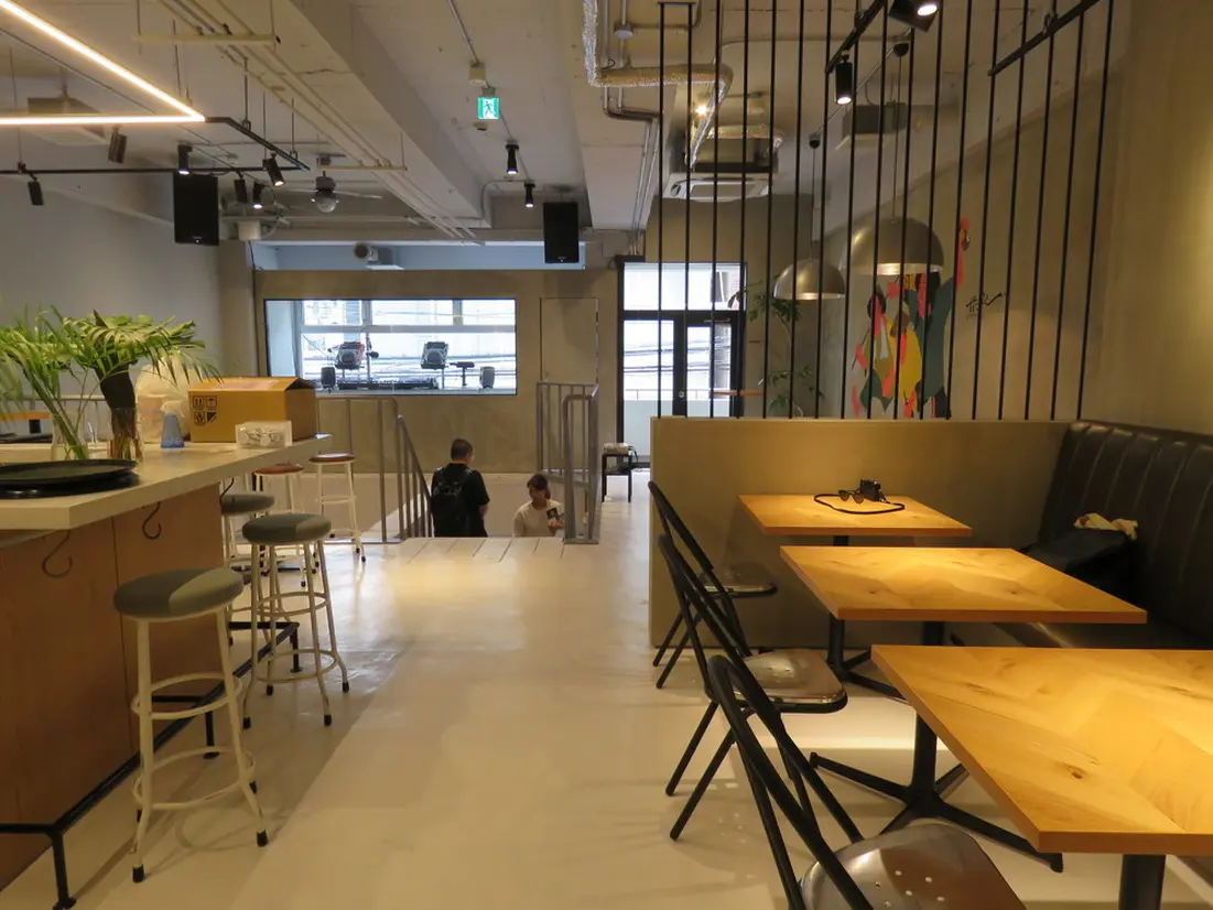 2階・ベトナムレストラン＆バル「SOBER TIGER BANH MI STAND AND BAR」