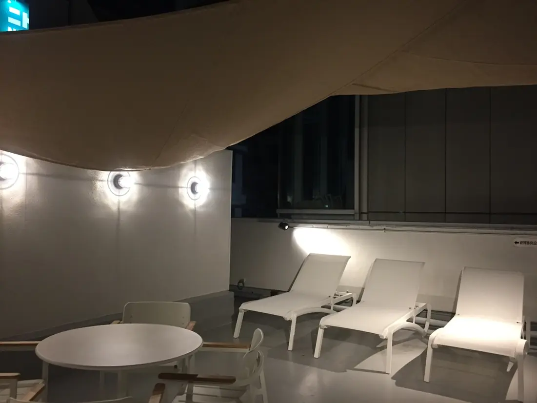 夜のテラスの様子