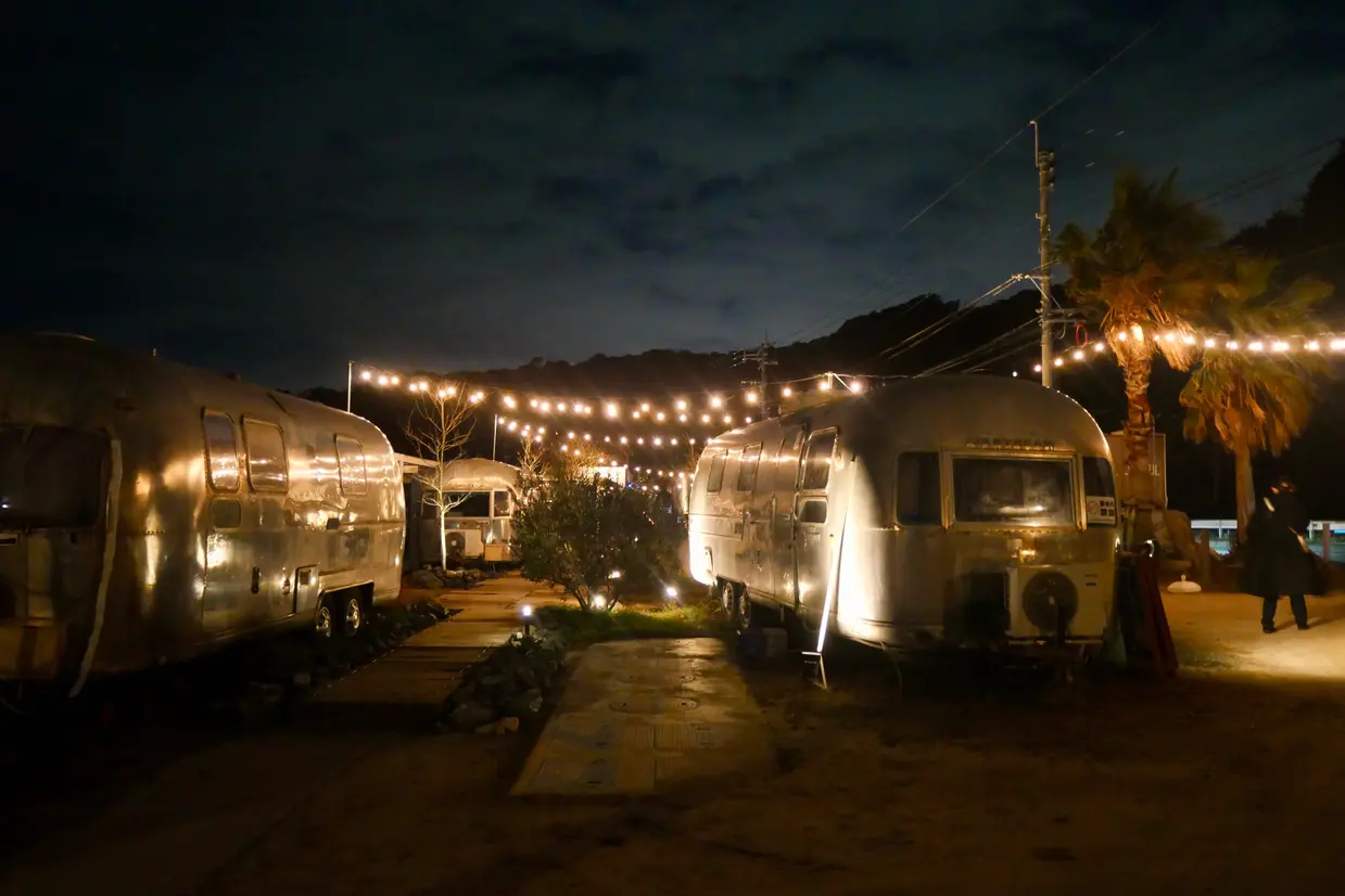 お店の隣にはCALIFORNIA BBQ BEACH。こちらも人気スポットです