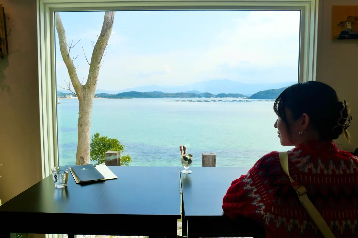 テーブルの先には海！絶景です