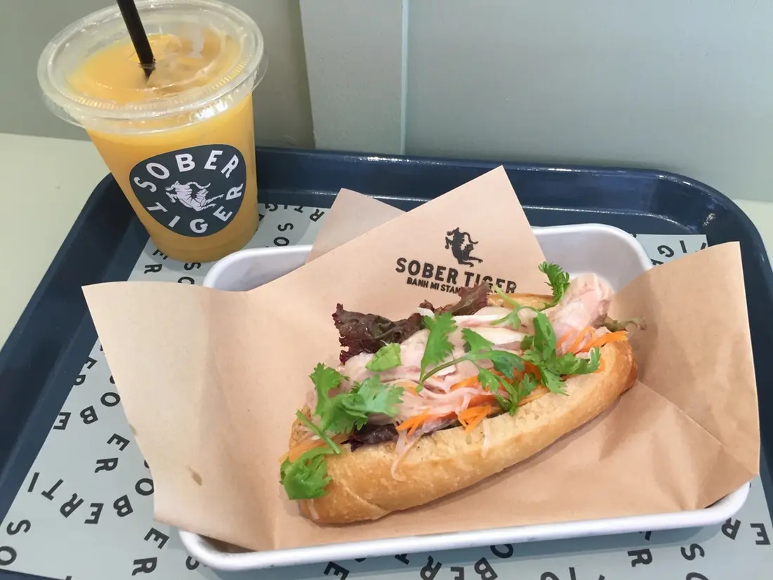 朝食・チキンとパクチーのバインミーとオレンジジュース