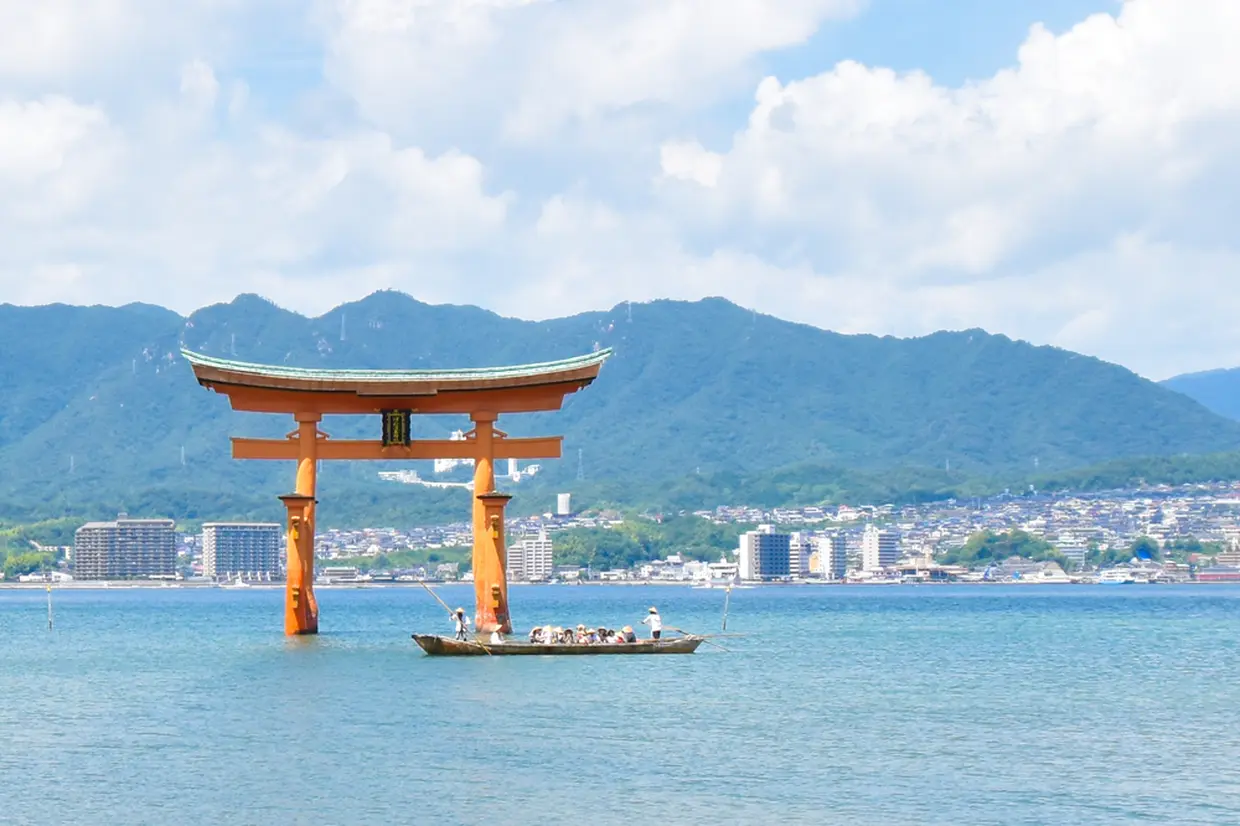 大鳥居と船