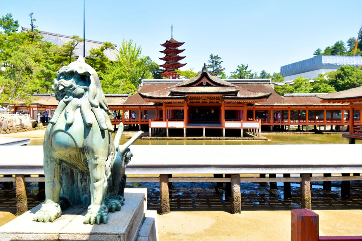 客神社本殿と五重塔