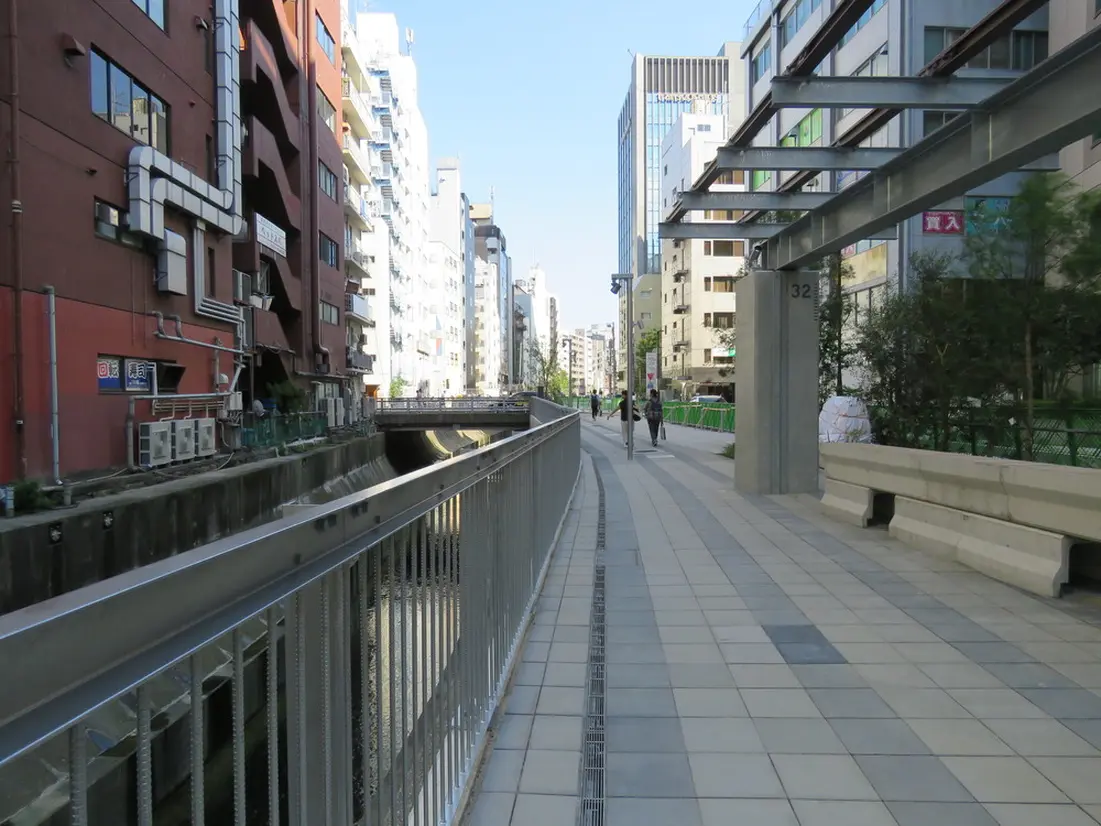 渋谷川沿い（渋谷から代官山方面へ）