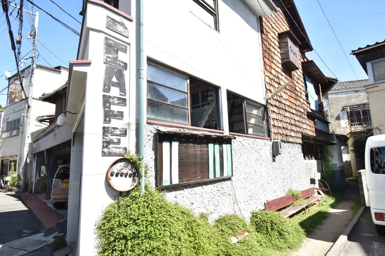 三軒屋アパートメントの路地入り口