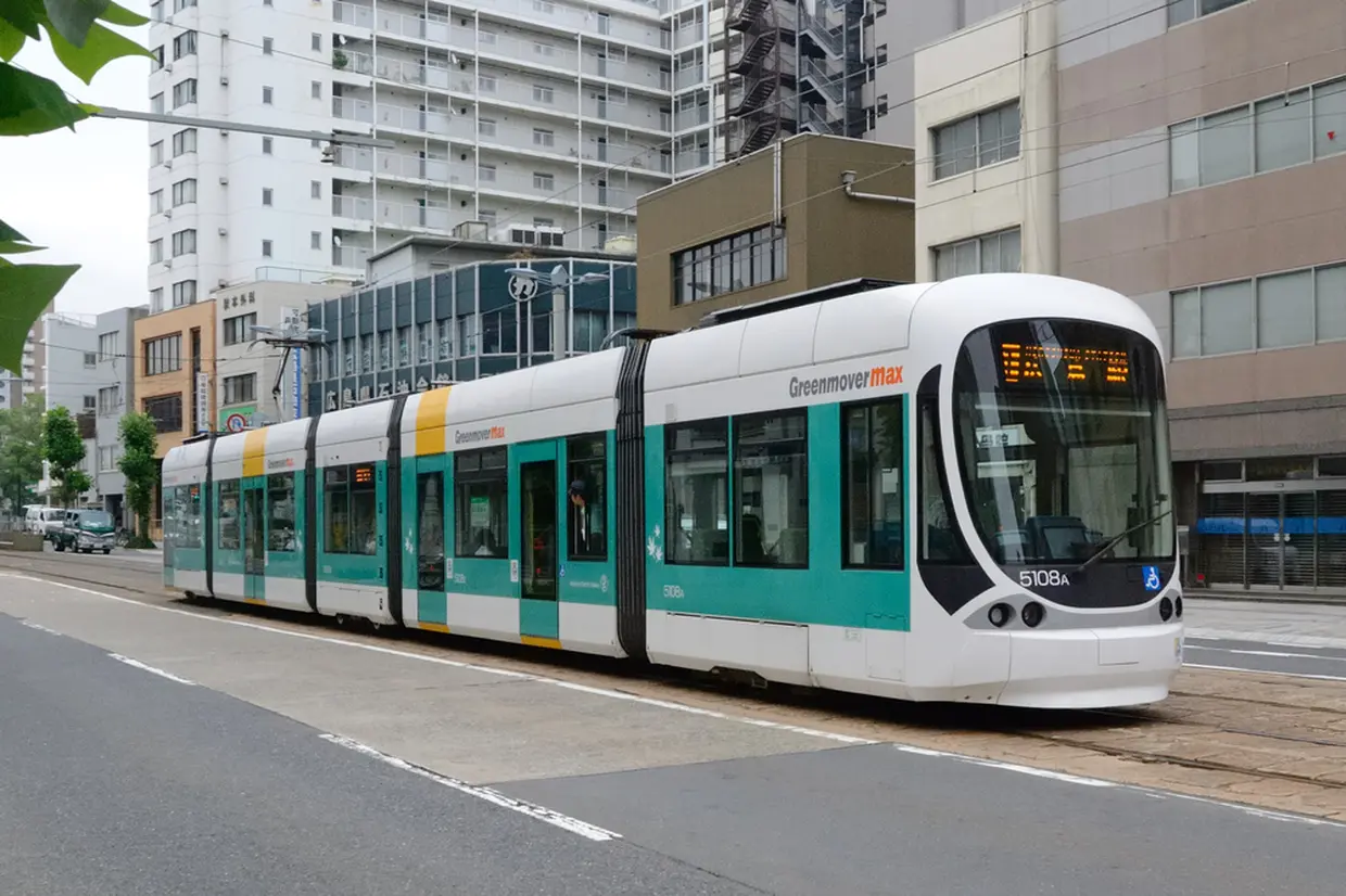 乗り降りが楽な低い車体の電車