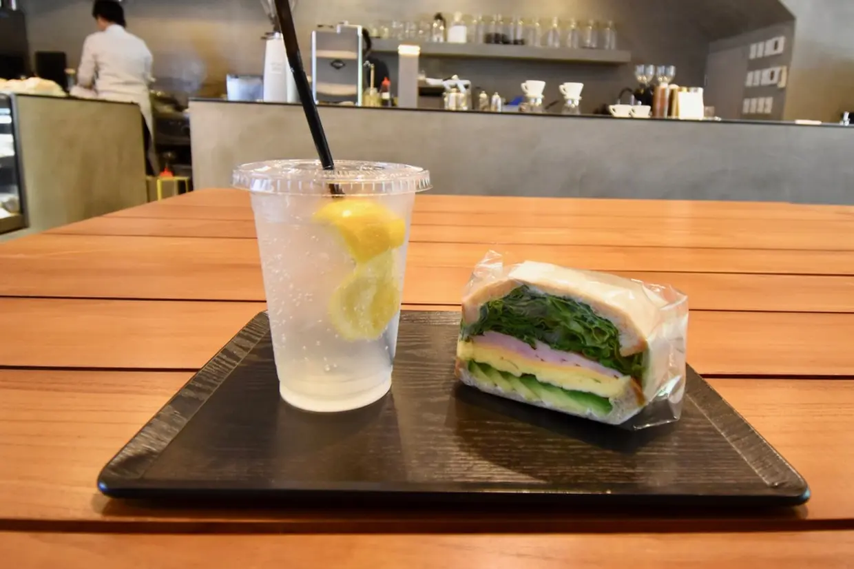 「スタンダード」のサンドウィッチとレモンスカッシュ