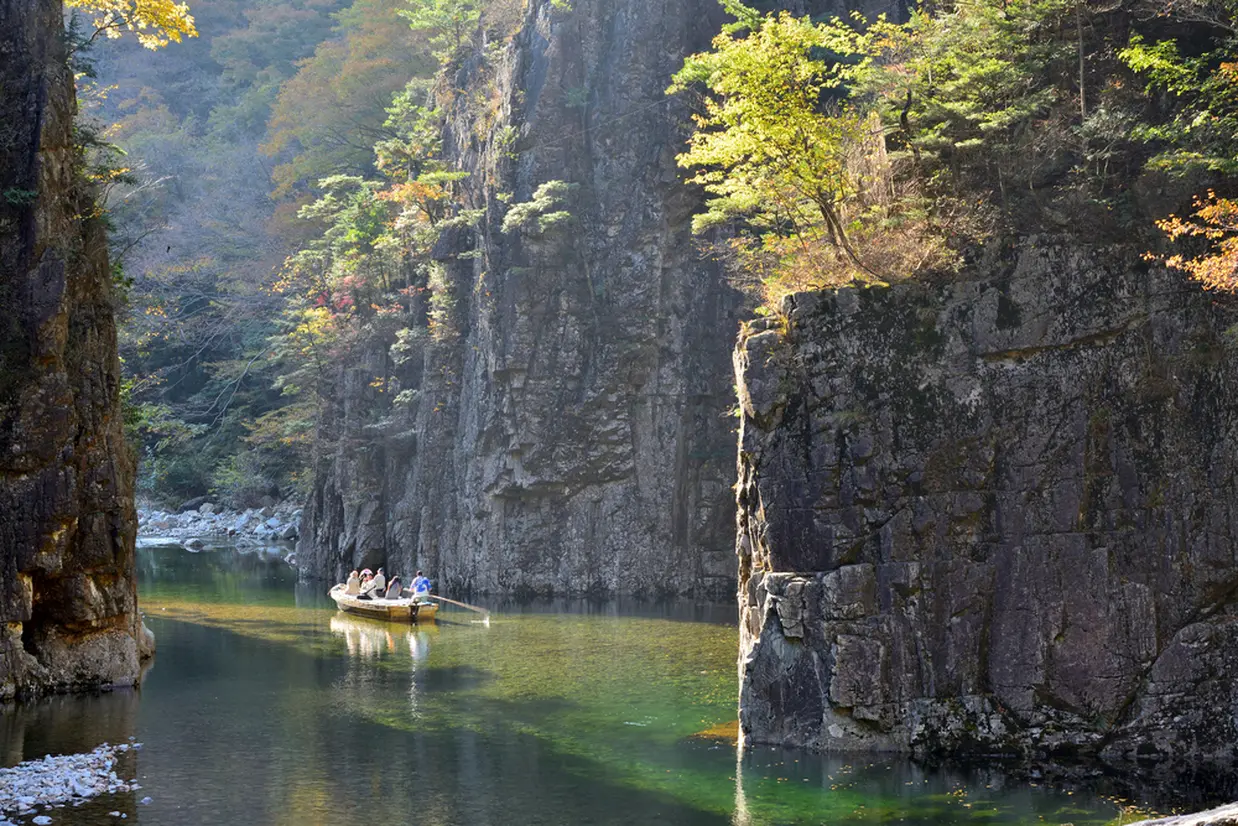 三段峡の断崖絶壁