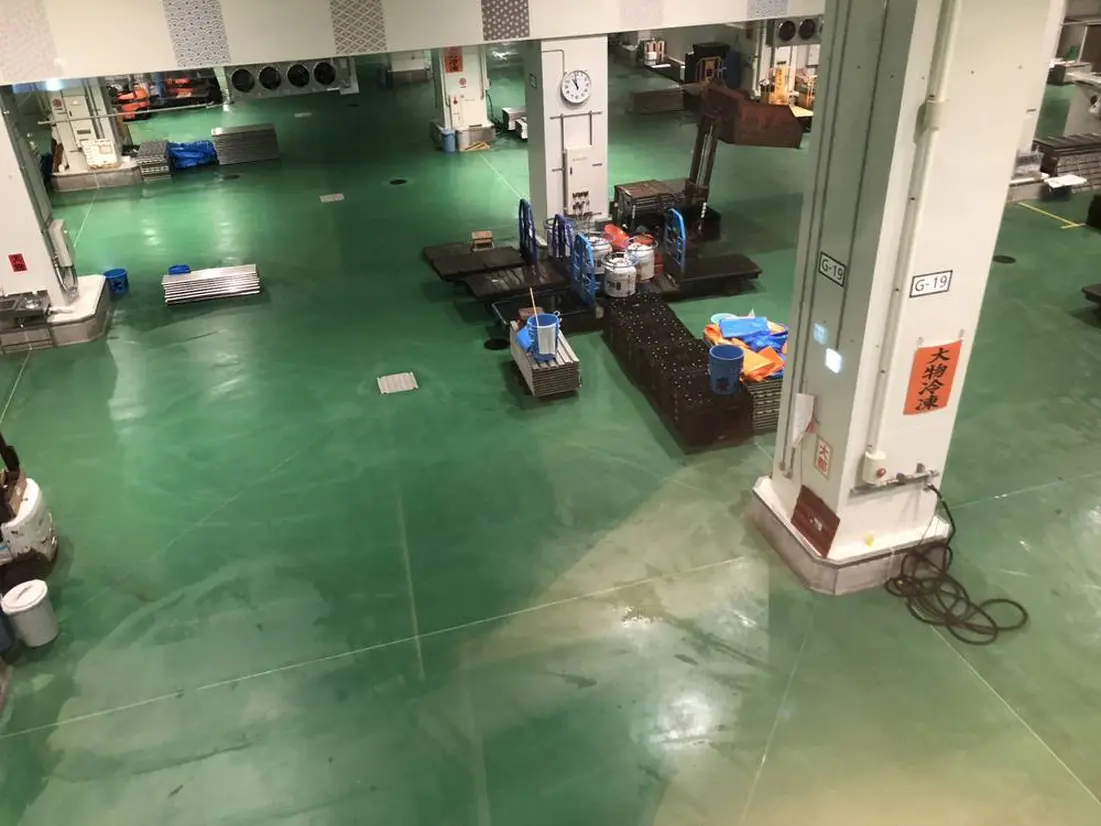 見学通路から見えるマグロの競り場