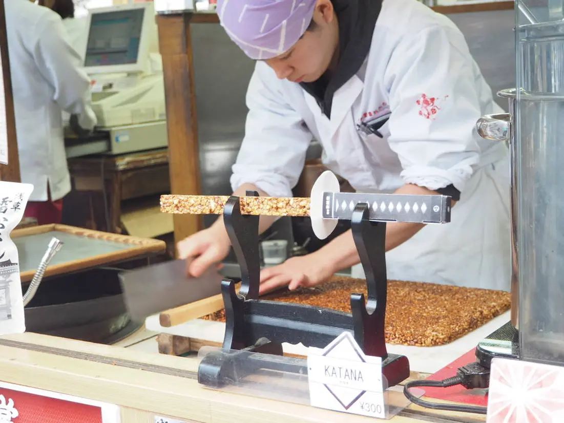 雷おこしを作っている様子
