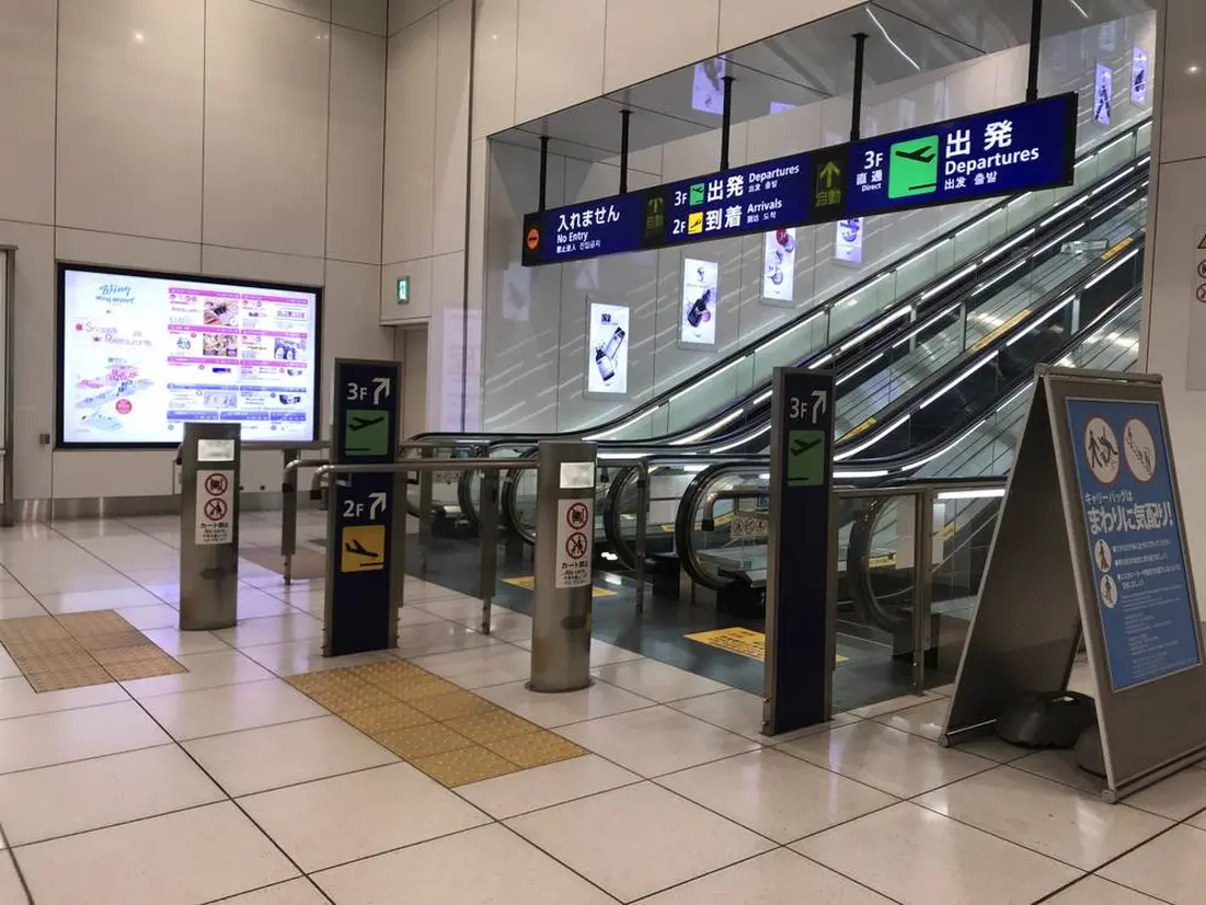 京急改札前エスカレーター