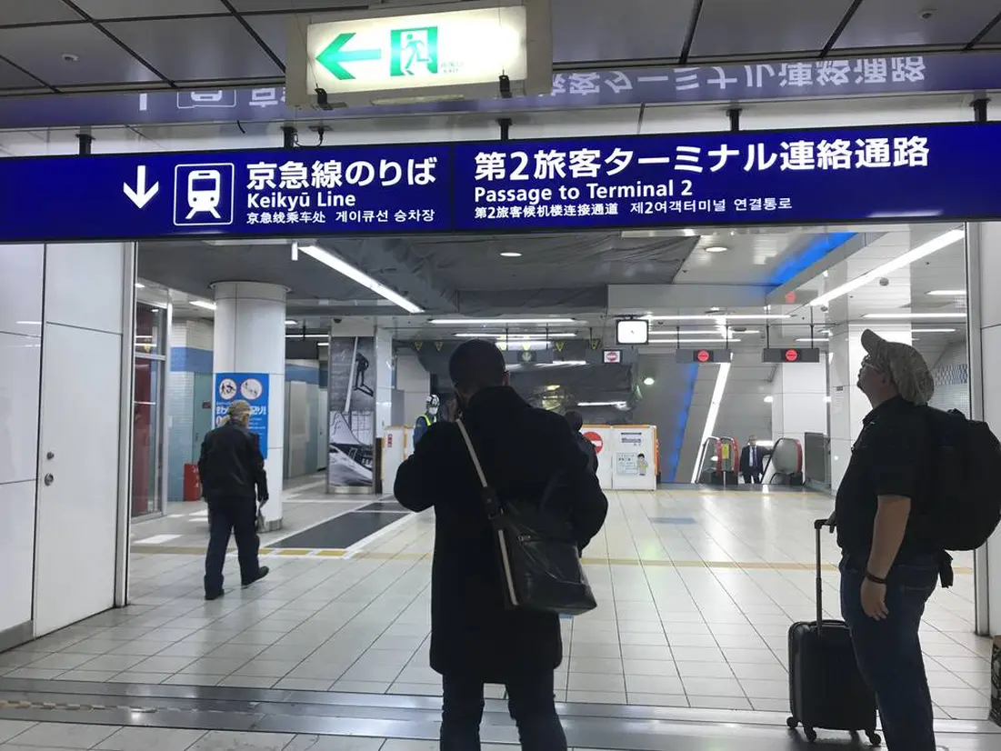 京急線へ向かうエスカレーター
