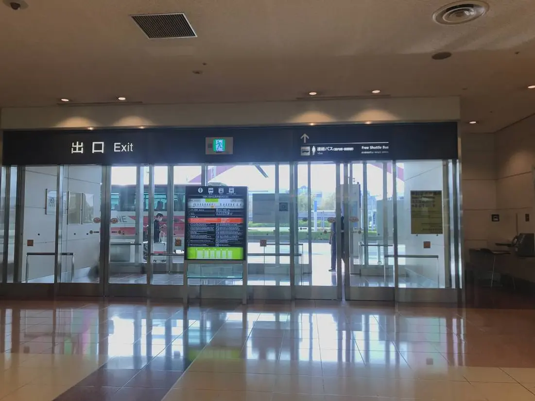 無料連絡バスに近い出口