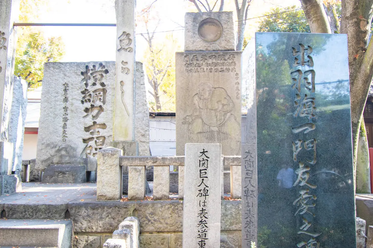 力士らの記念碑