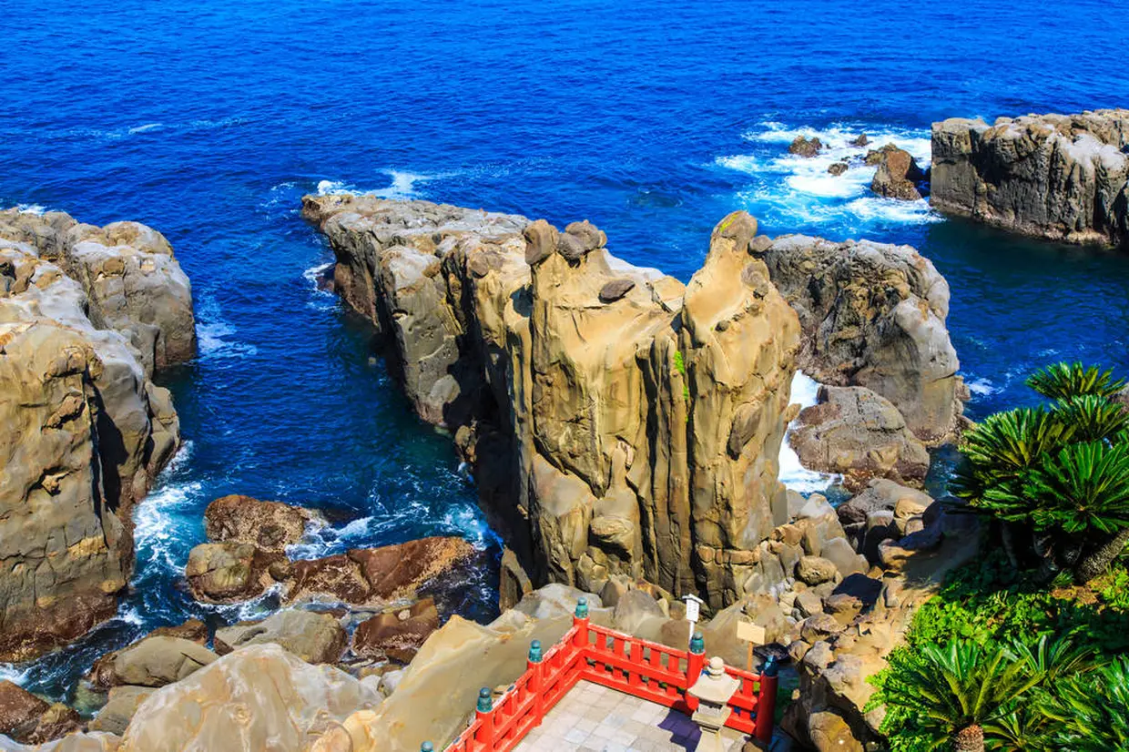 山窟前の嚴岩