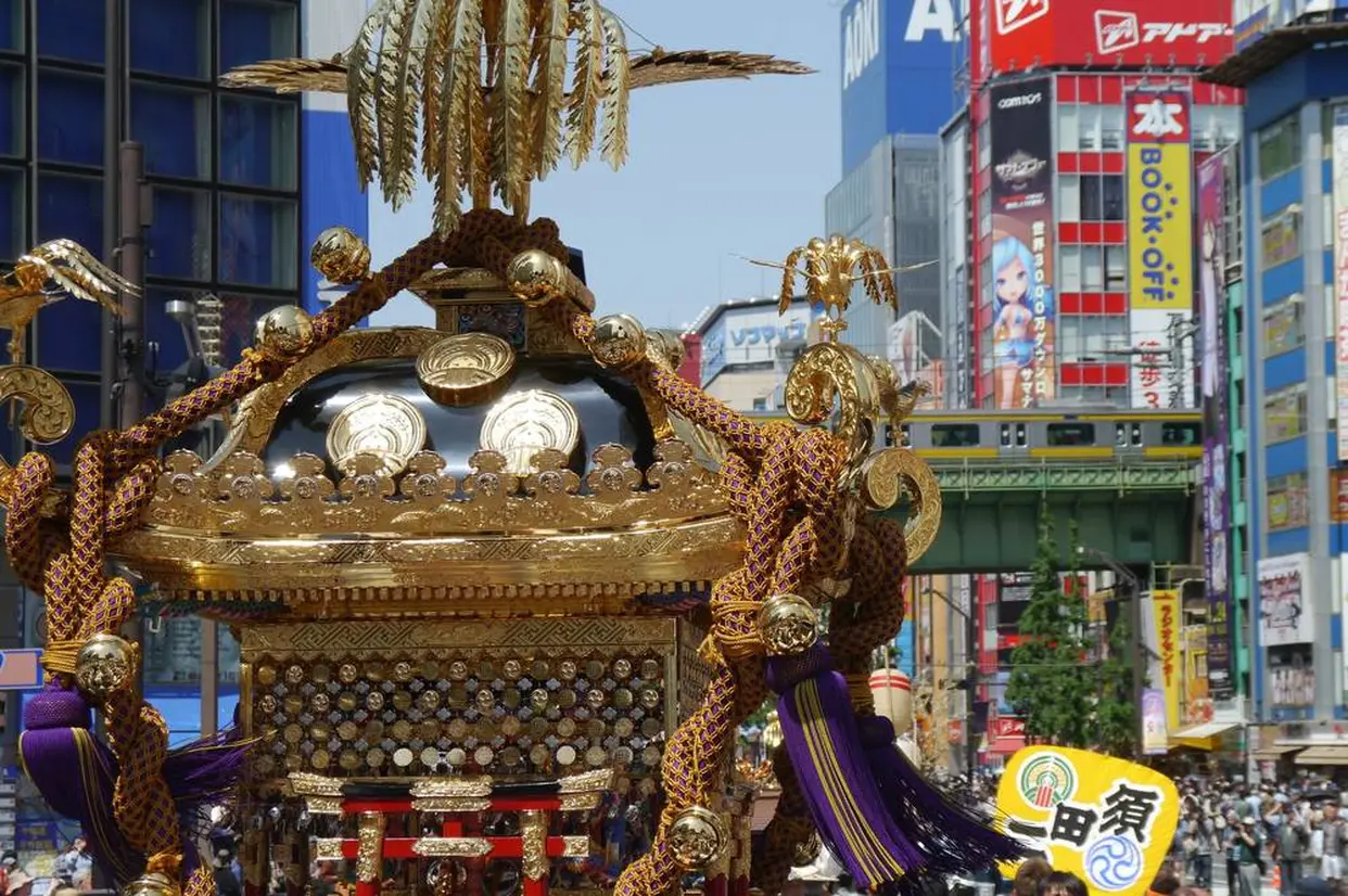 秋葉原を神輿が練り歩く様子