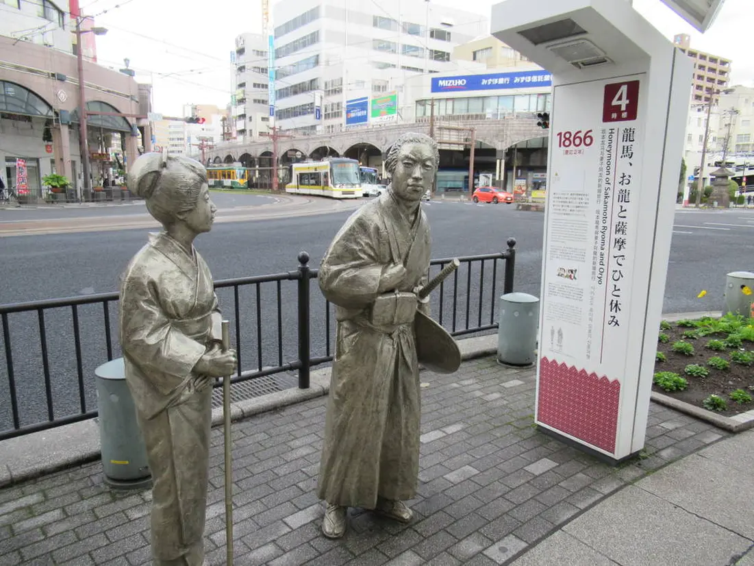 龍馬とおりょうの銅像