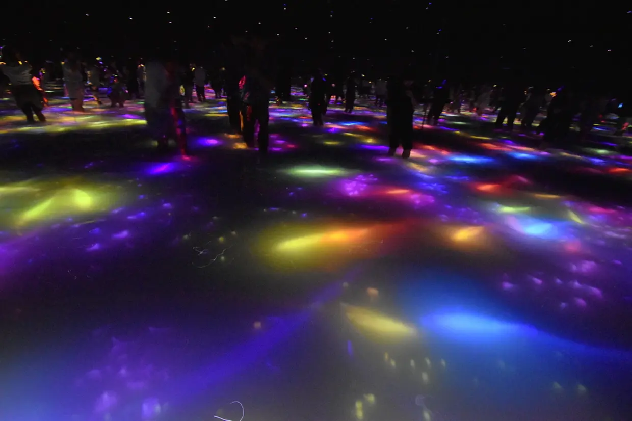 人と共に踊る鯉によって描かれる水面のドローイング  チームラボ プラネッツ TOKYO DMM.com