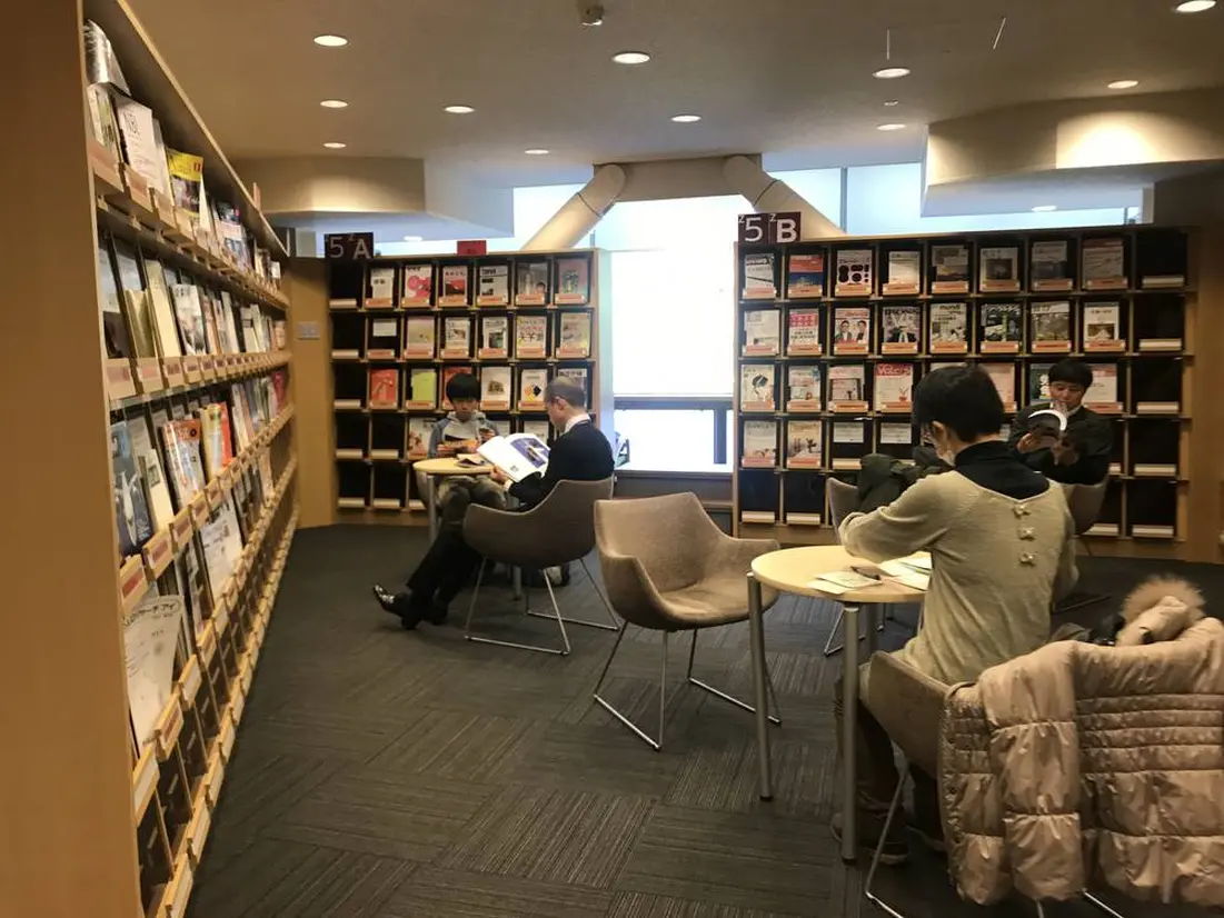 日比谷図書文化館 雑誌コーナー