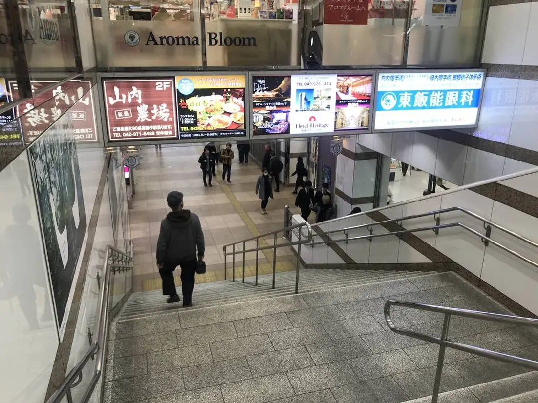 飯能駅　北口へ降りる階段