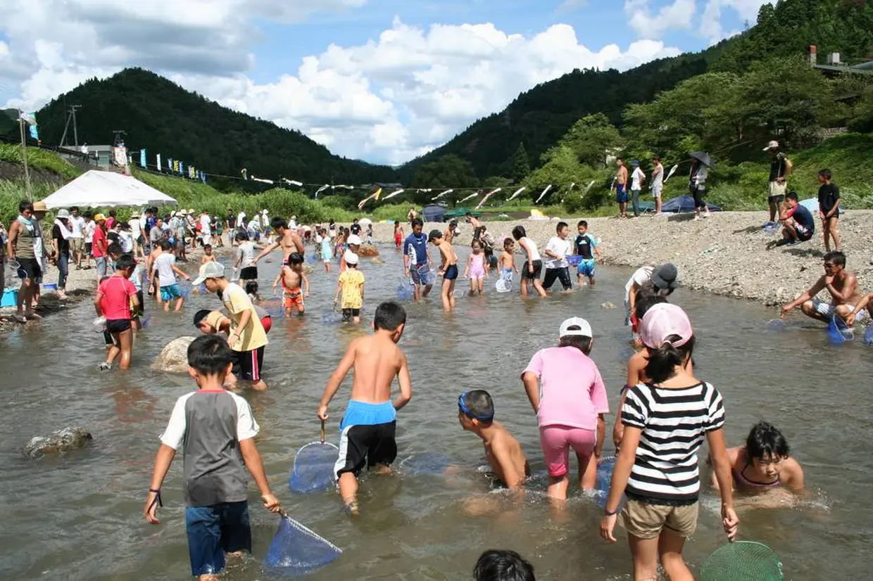 鮎のつかみ取りの様子（提供：南丹市美山観光まちづくり協会）