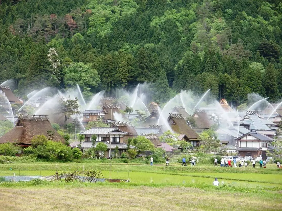 一斉放水の様子（提供：南丹市美山観光まちづくり協会）