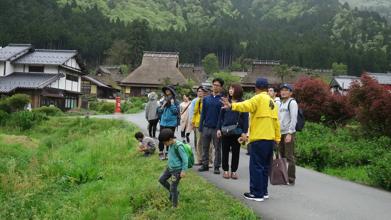 語り部ウォーク（提供：南丹市美山観光まちづくり協会）