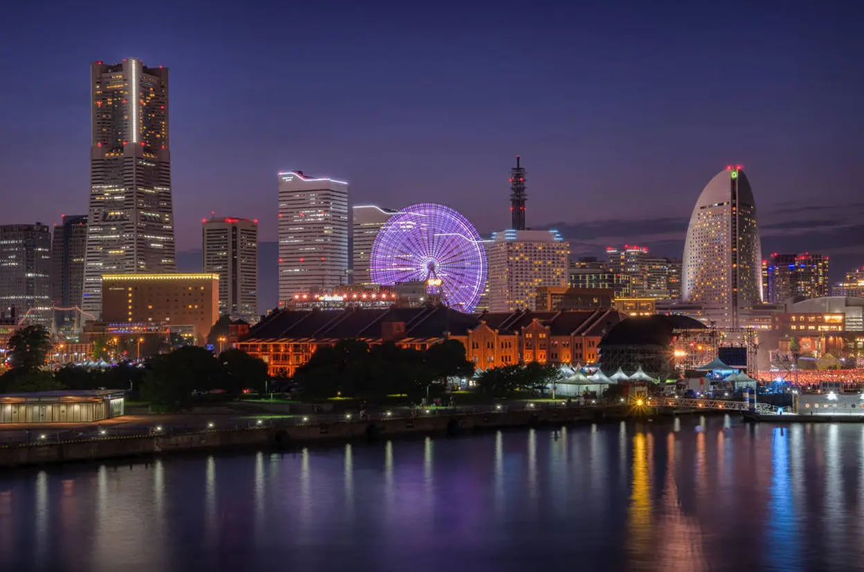 ランドマークタワー（左側）