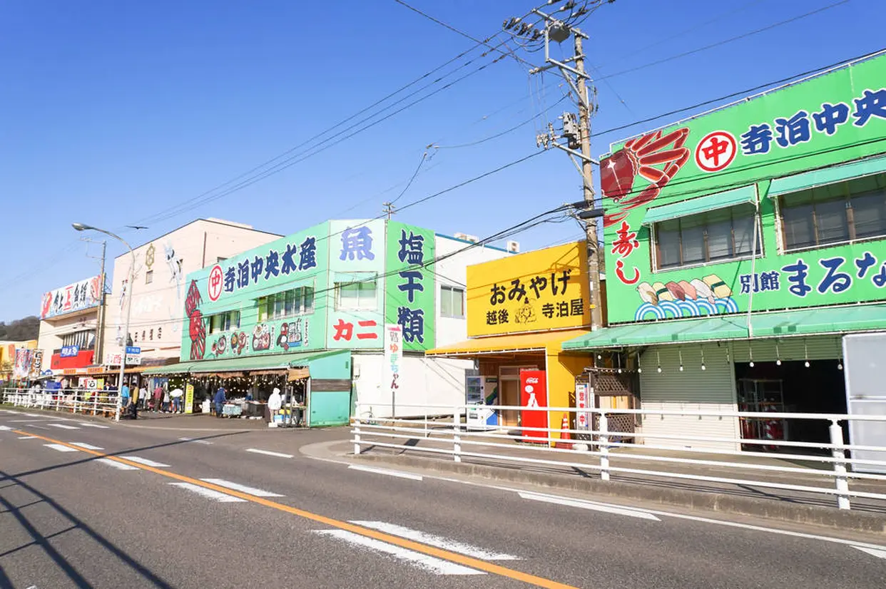 寺泊の魚市場通り