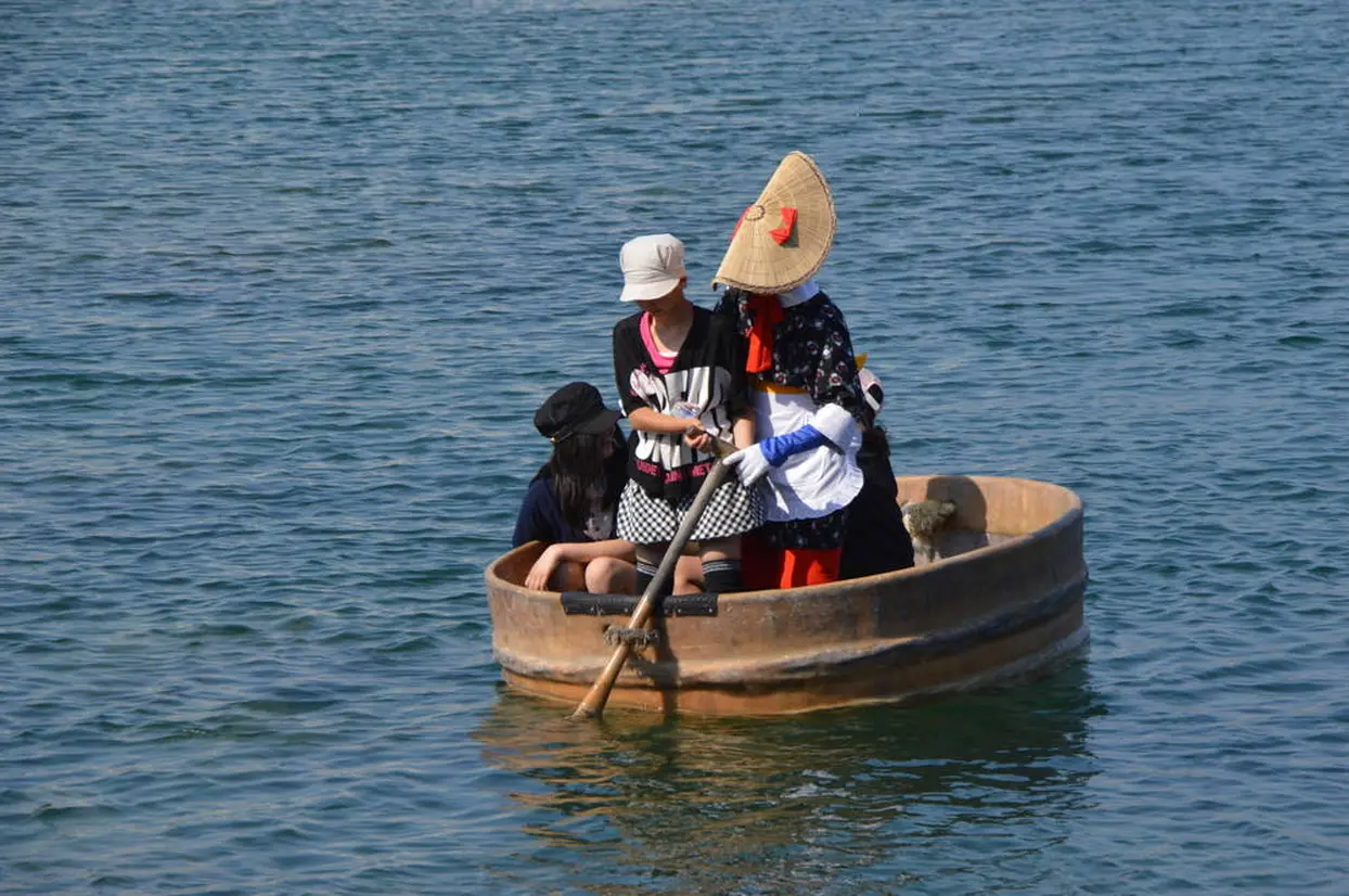 佐渡小木海岸のたらい舟