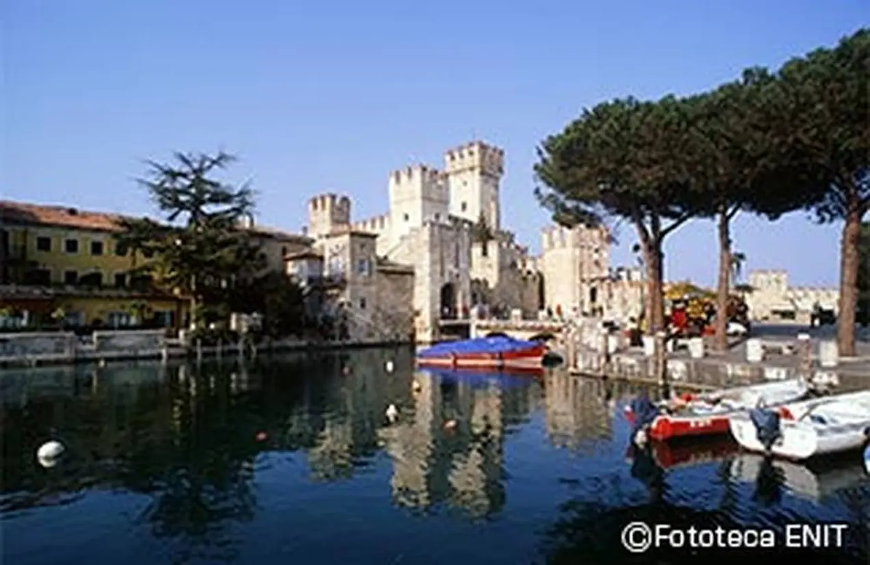 湖畔のリゾート地シルミオーネ（C）Copyright 2014 イタリア政府観光局