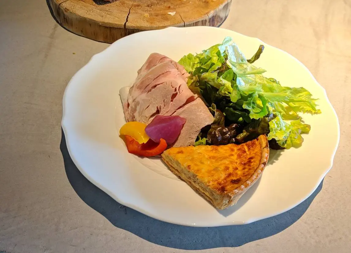自家製キッシュとロースハム