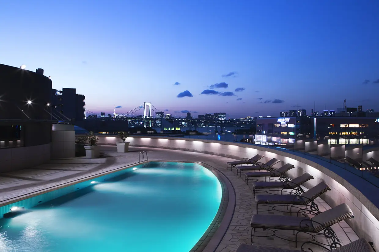 夏の夜遊びはナイトプールで東京の夜景を独り占め!「東京トワイライトプールプラン2018」