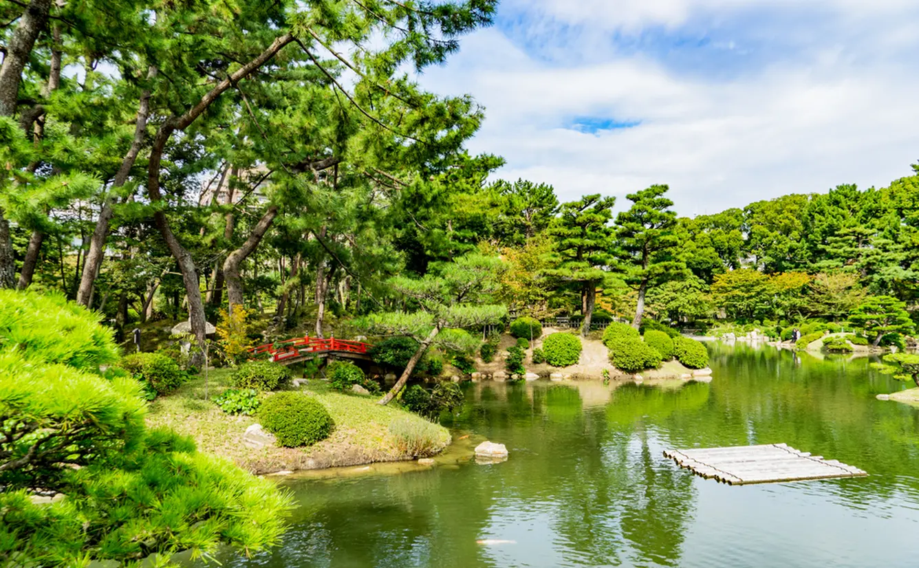 【広島・縮景園の楽しみ方ガイド】四季を彩る花々と美しい庭園を味わう散歩に出かけよう！のカバー画像
