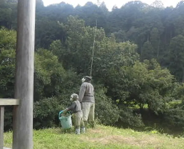 釣りを楽しむ、かかし
