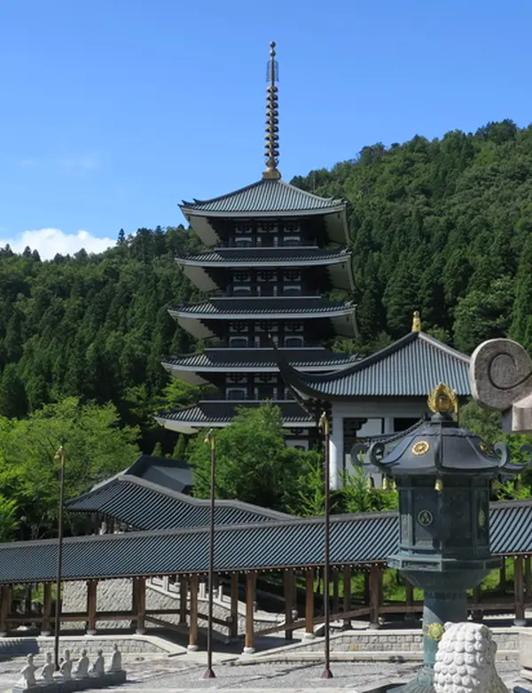 巨大すぎる五重塔