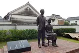 憧憬の広場～マッサンとリタの像～