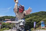 門前のなまはげ立像