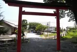 石引神社を横切る貨物列車